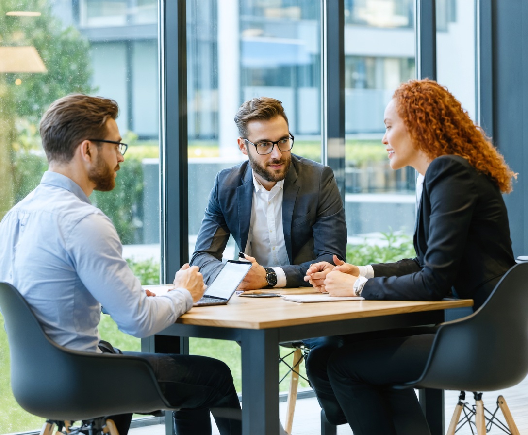 Náš expertný tím na spoločnej strategickej porade v presklenenej zasadačke v centre Bratislavy